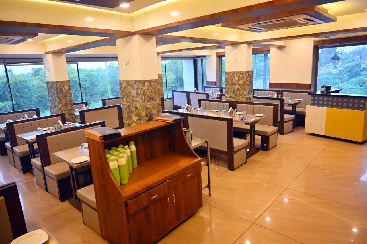 Hotel Aaram Umargam Bagian luar foto