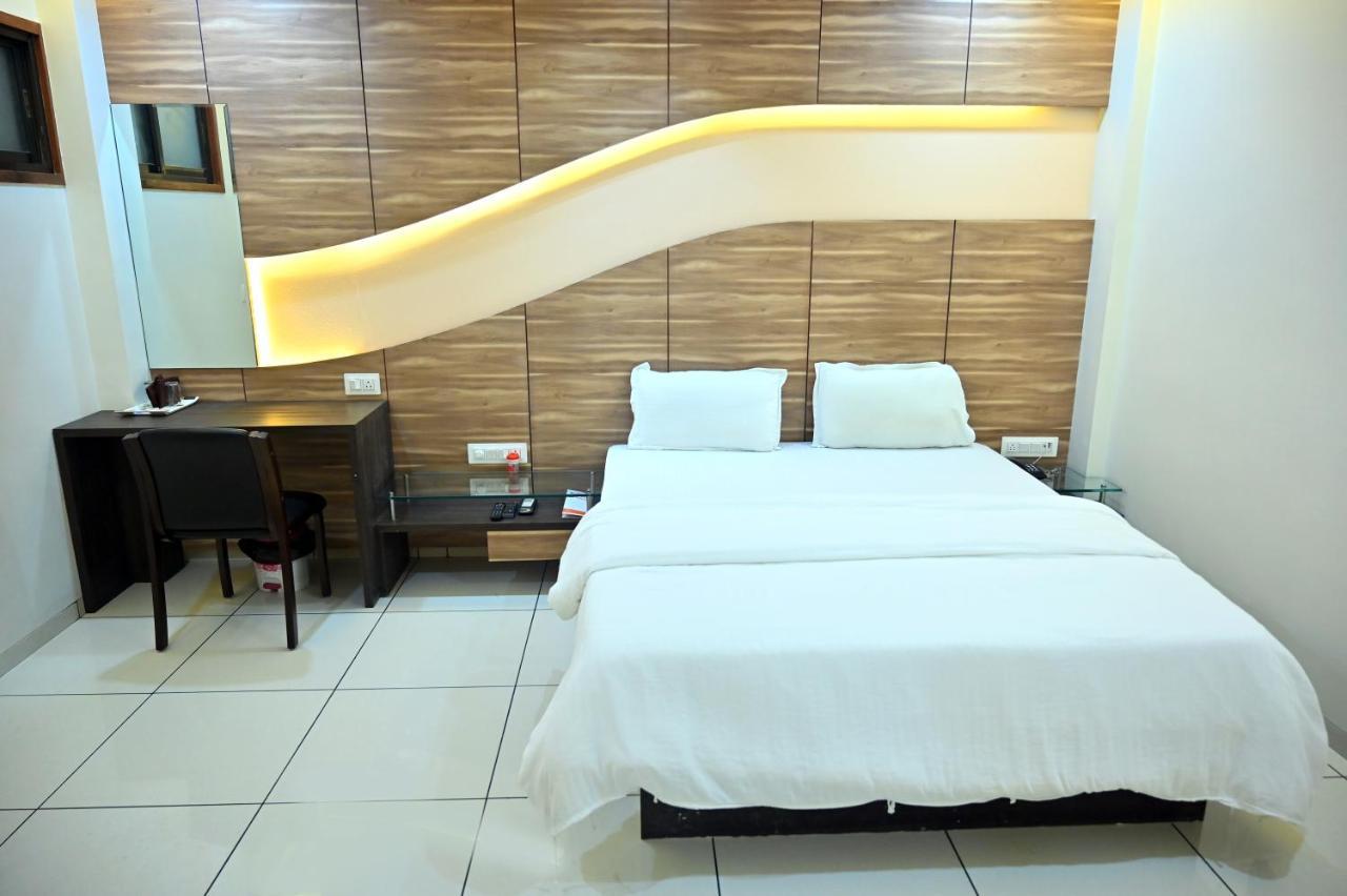 Hotel Aaram Umargam Bagian luar foto