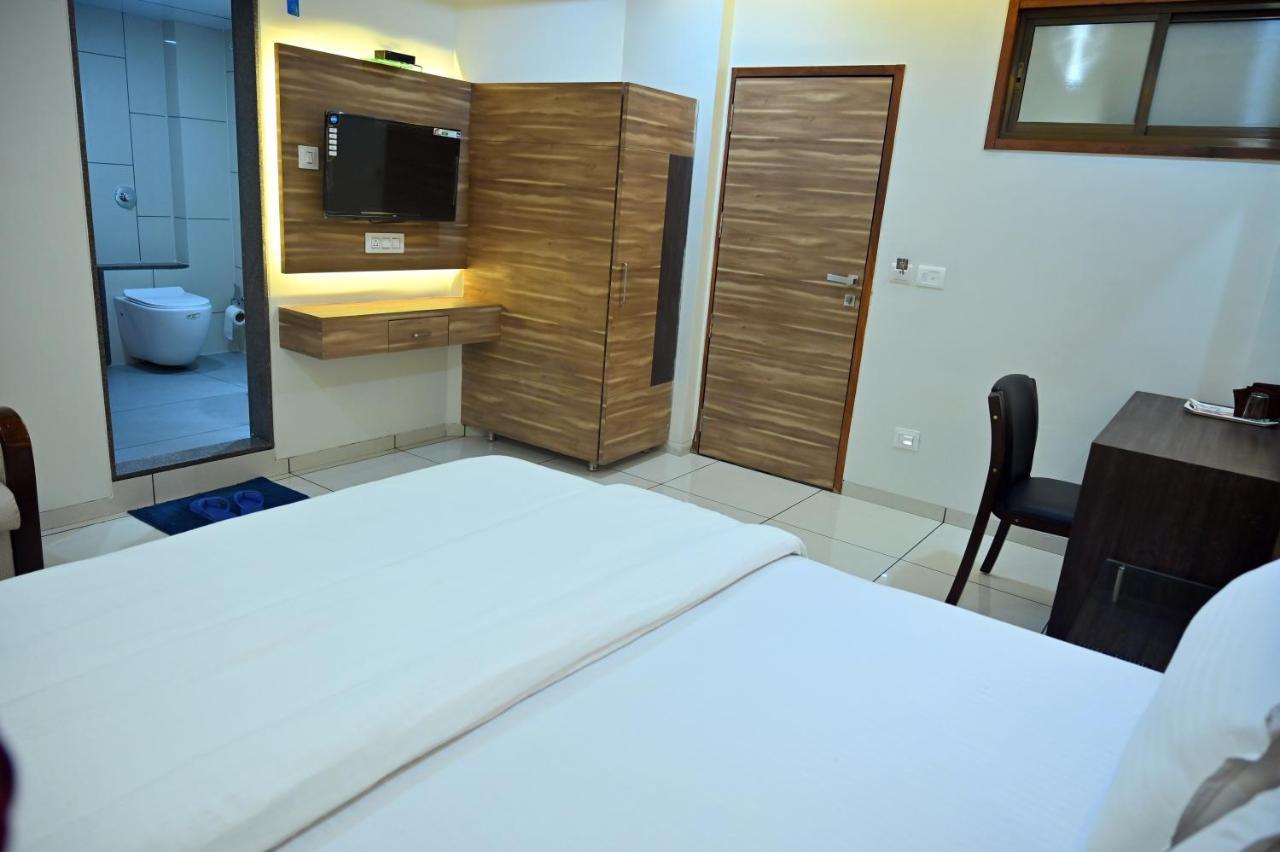 Hotel Aaram Umargam Bagian luar foto