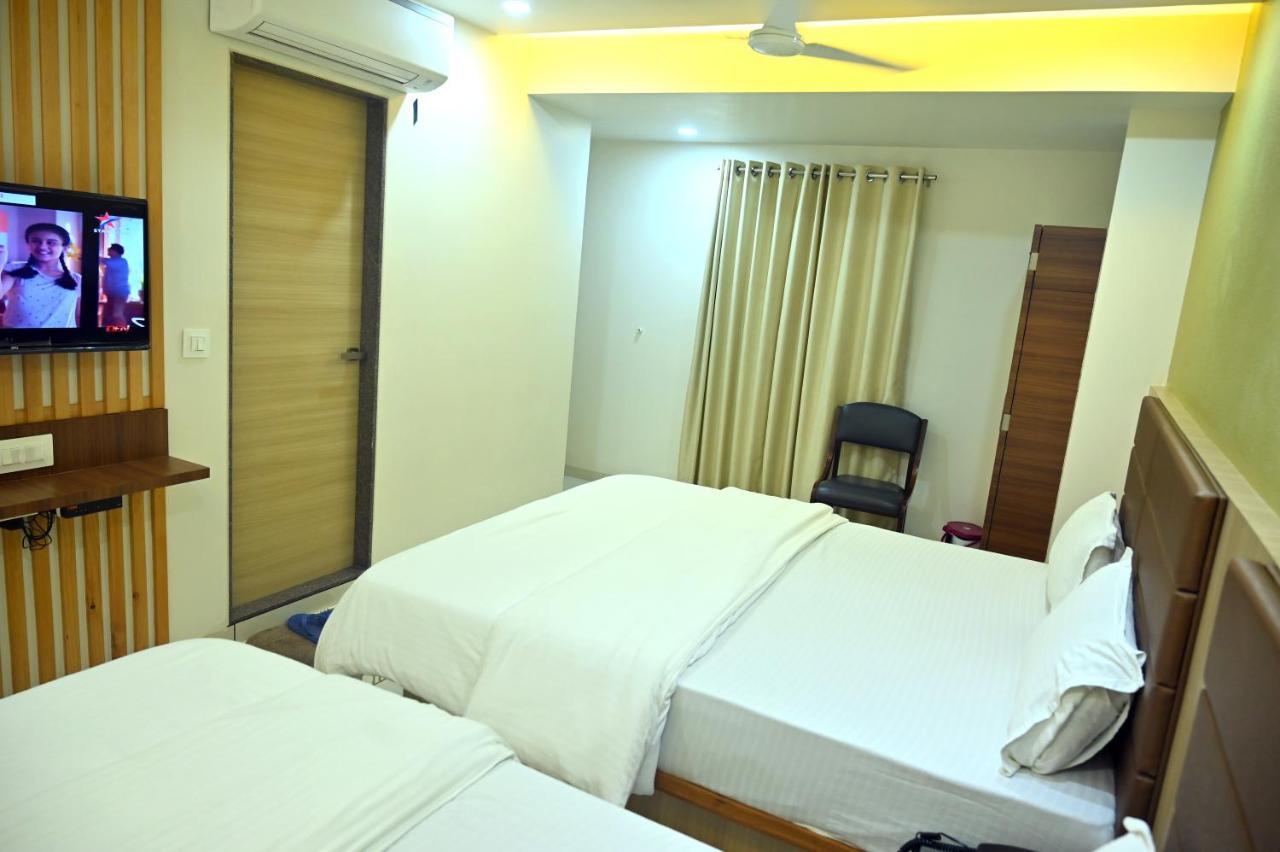 Hotel Aaram Umargam Bagian luar foto