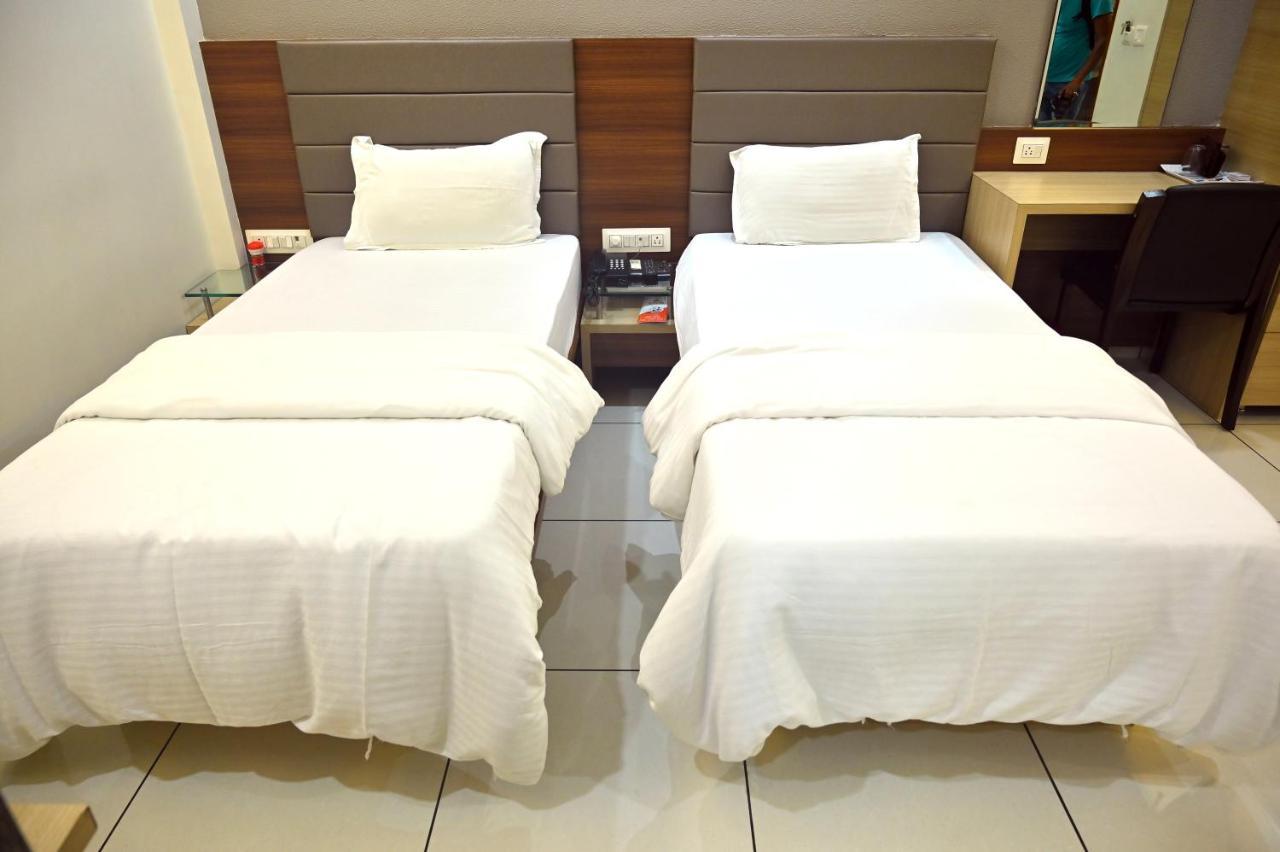 Hotel Aaram Umargam Bagian luar foto