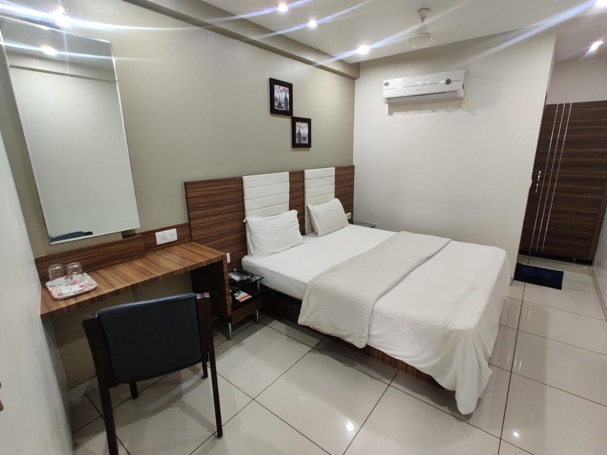 Hotel Aaram Umargam Bagian luar foto