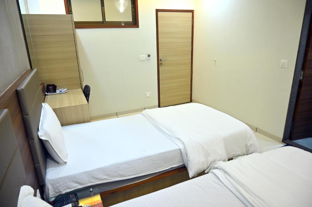 Hotel Aaram Umargam Bagian luar foto