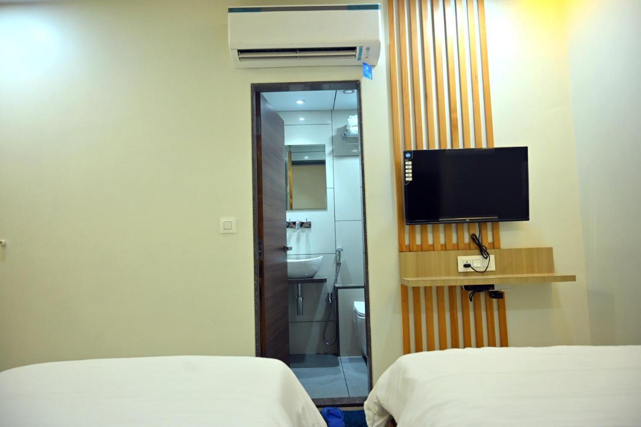 Hotel Aaram Umargam Bagian luar foto