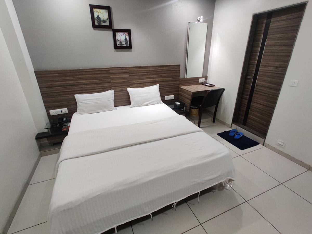 Hotel Aaram Umargam Bagian luar foto
