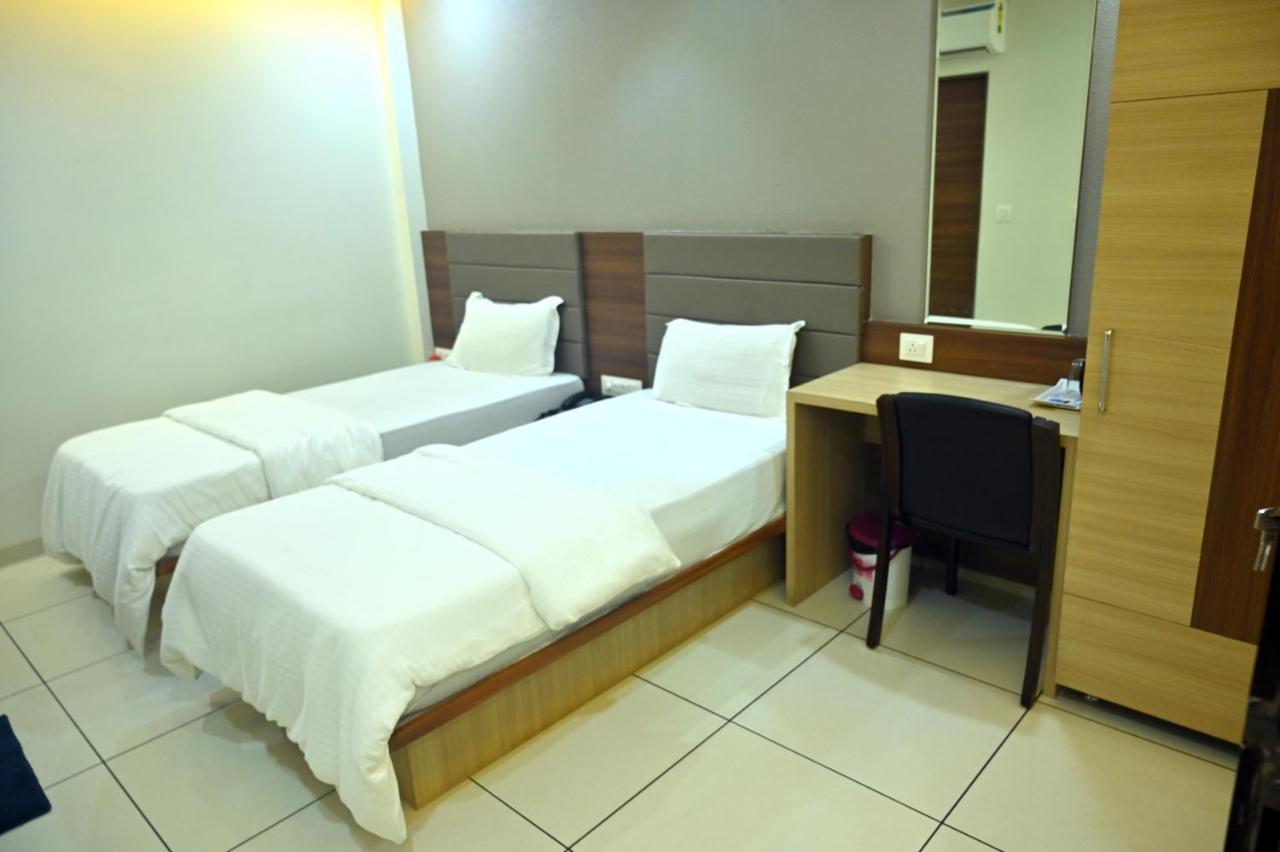 Hotel Aaram Umargam Bagian luar foto